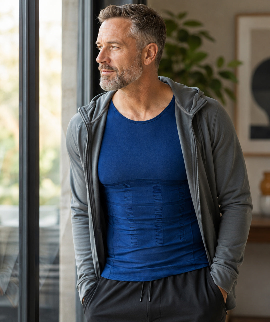 T-shirt correcteur posture homme Curveless marine — porté en extérieur lifestyle